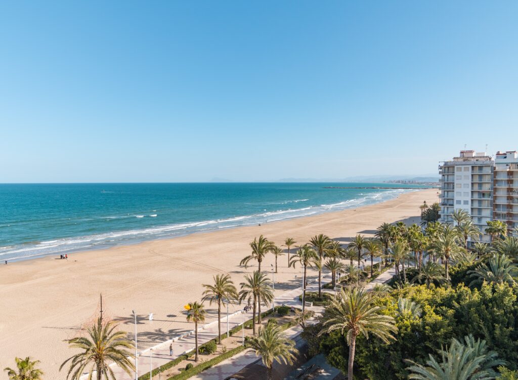 Piękne plaże w Hiszpanii na Costa del Sol w pobliżu Estepony w Andaluzji